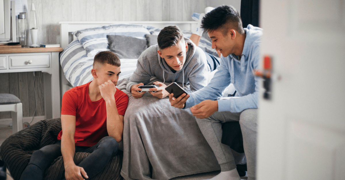 What Is Mogging? How Looksmogging and Comparison Affect Mental Health